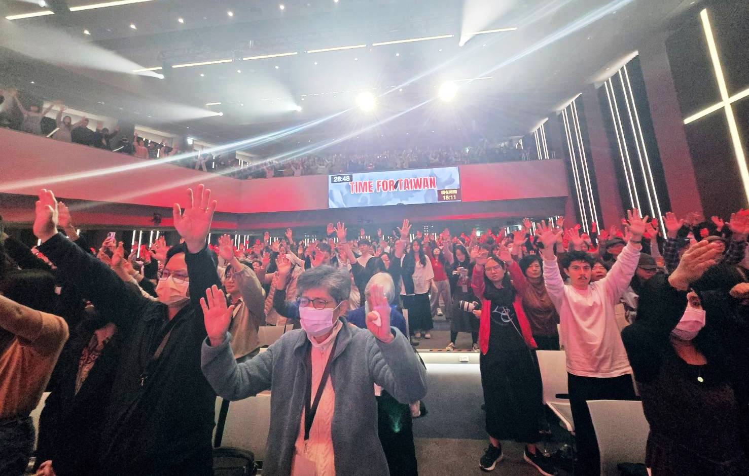 超過3小時敬拜禱告不停歇。（圖/梁敬彥攝影）